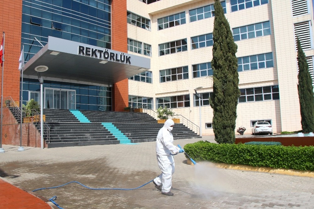 Üniversitede dezenfekte çalışmaları devam ediyor 