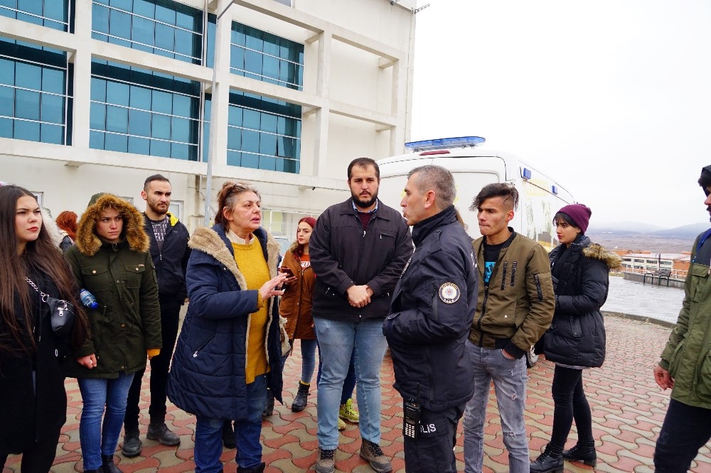 Üniversitede köpeklerin toplatılacağını duyan öğrenciler rektörlük binasını sardı 