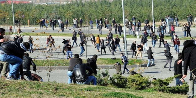 Üniversitede meydan savaşı