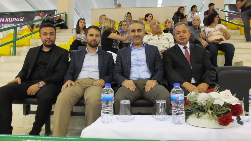 Üniversiteler arası Hentbol karşılaşmalarında dereceye girenlere ödülleri verildi 