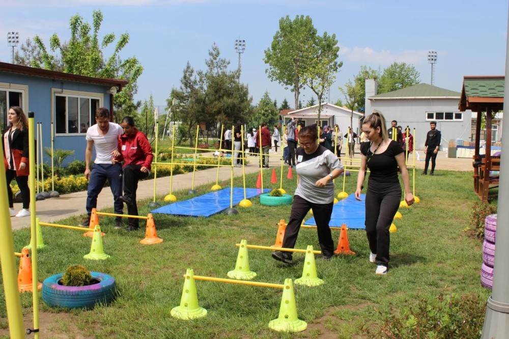Üniversiteli abi ve ablalarıyla spor yapıp stres attılar 