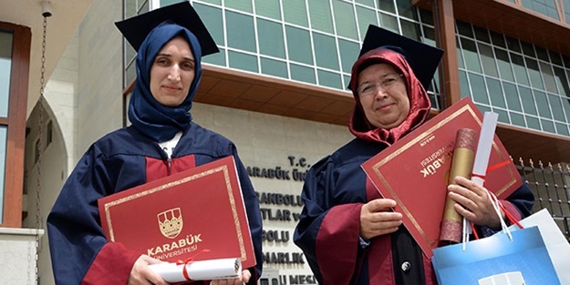 Yüksekokulda anne birinci, kızı da ikinci