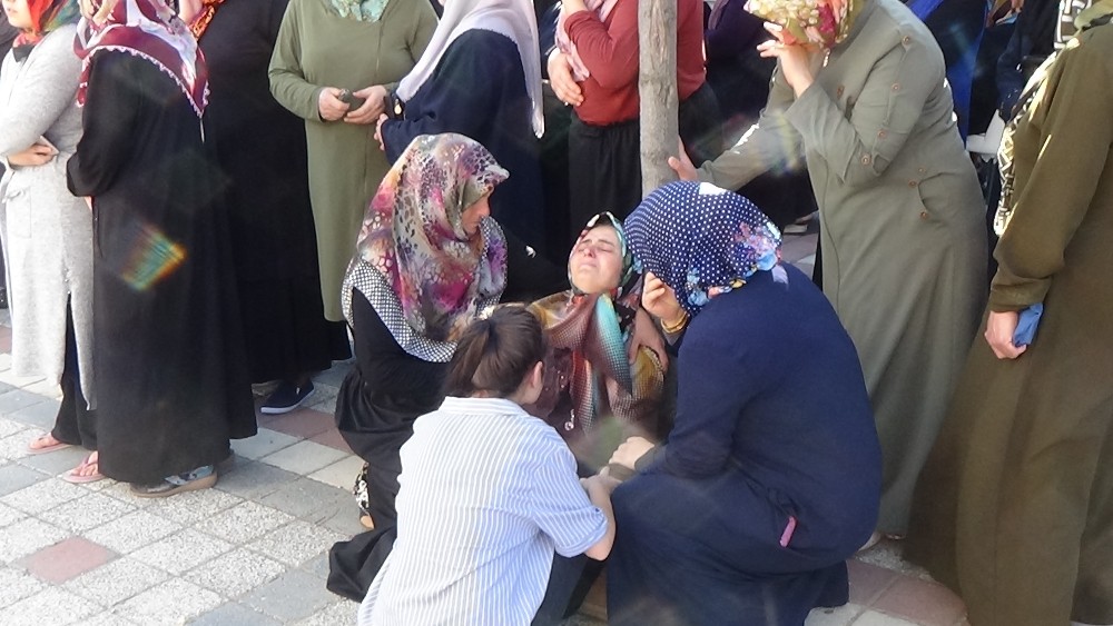 Üniversiteli Burcu gözyaşları arasında toprağa verildi 