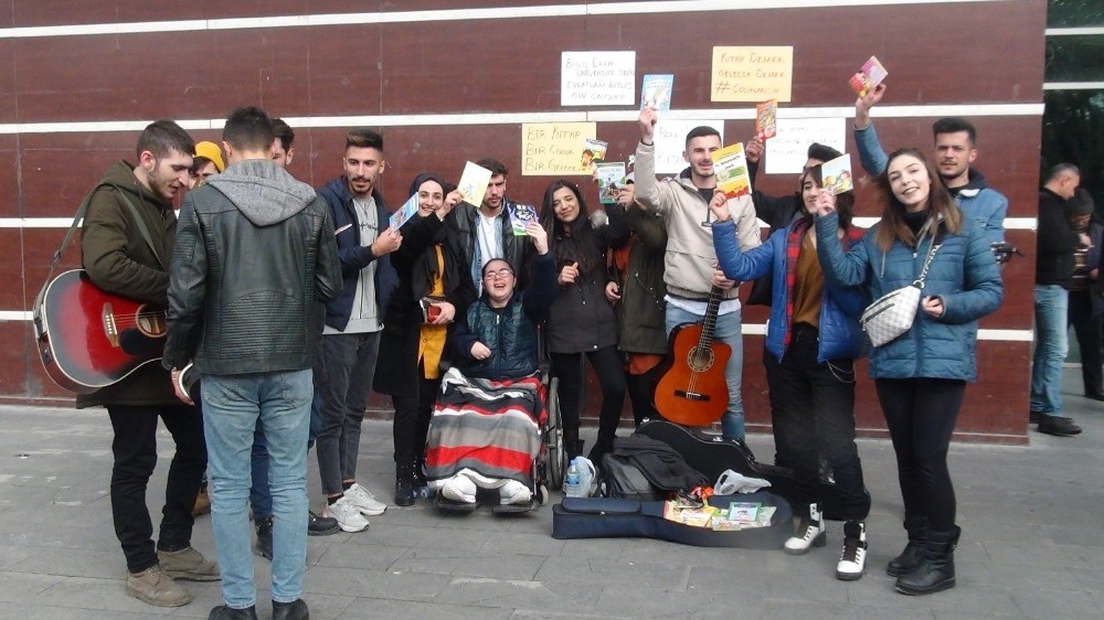 Üniversiteli gençler ilkokul öğrencileri için kitap toplama etkinliği düzenledi 