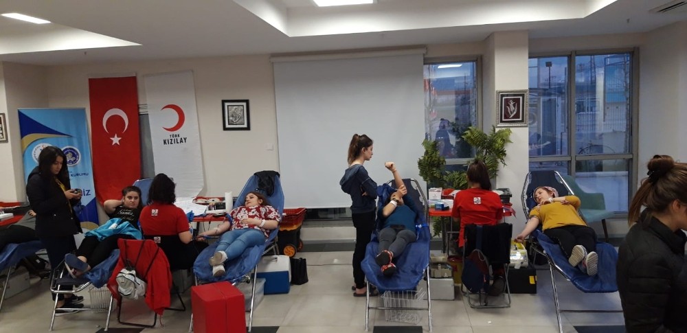 Üniversiteli kızlardan kan bağışı rekoru
