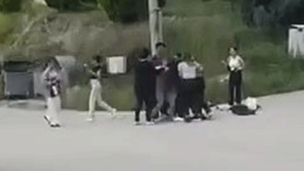 Üniversiteli kızların saç saça kavgası kameraya yansıdı!