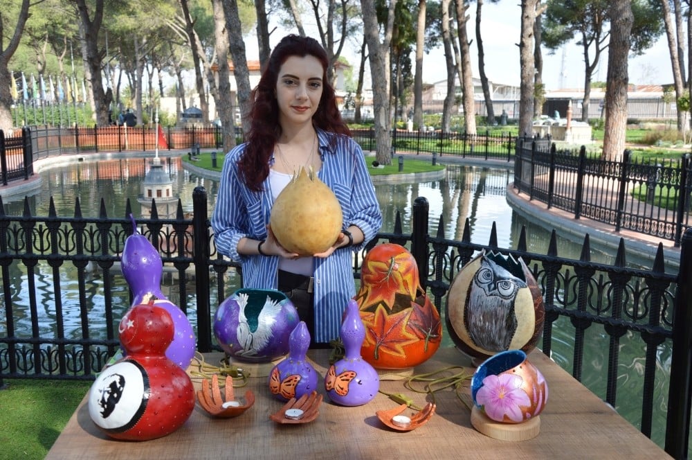 Üniversiteli öğrenci su kabağına hayat veriyor 