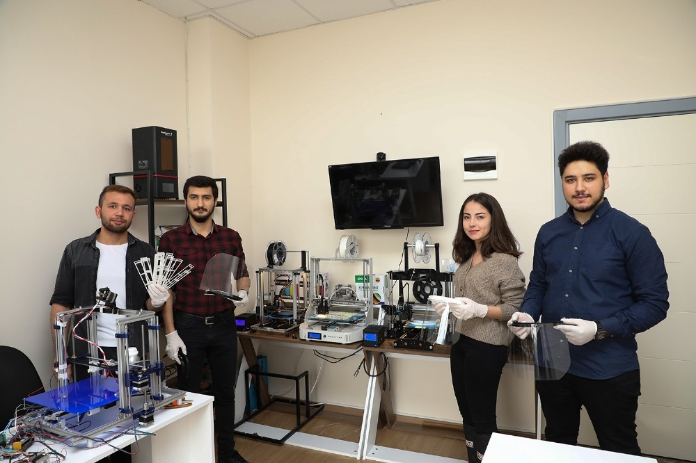 Üniversiteli öğrenciler korona virüs için yüz siperliği üretti 