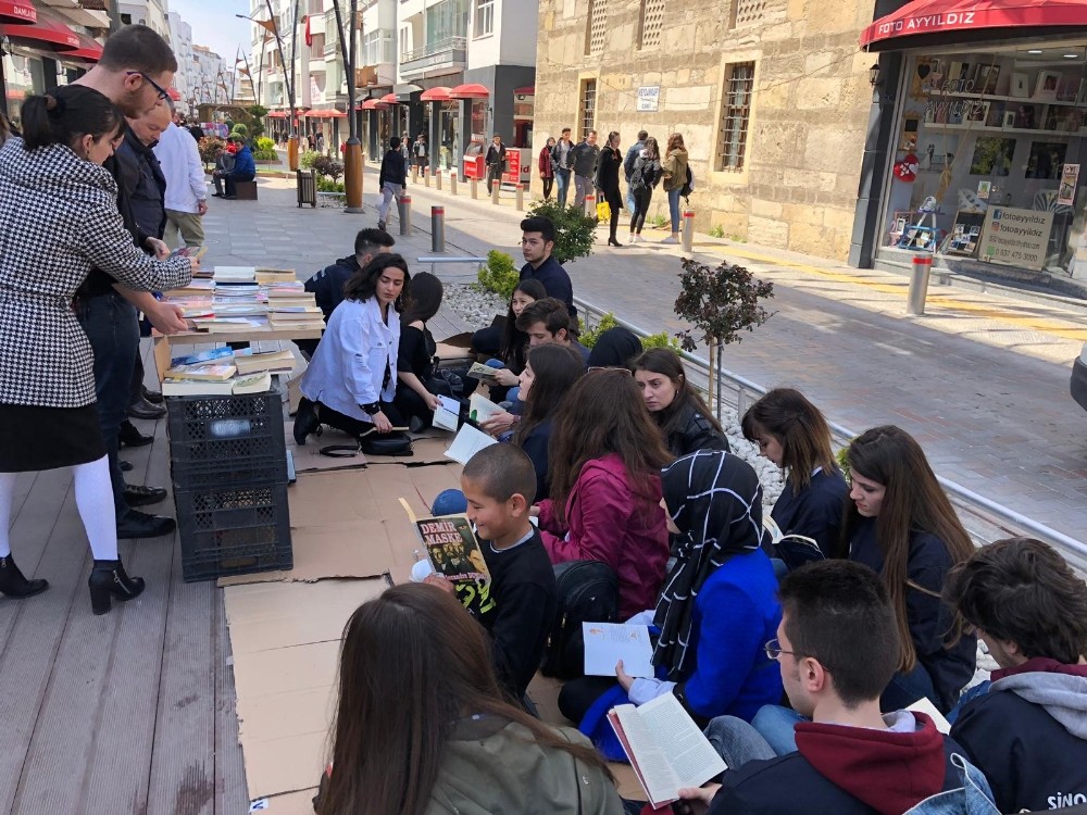 Üniversiteliler caddede kitap okudu 