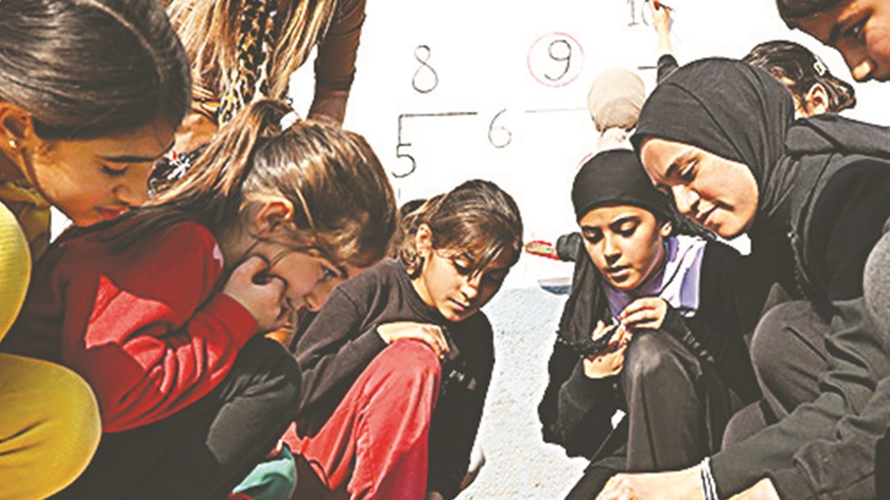 Üniversiteliler kırsaldaki çocukların yüzünü güldürüyor