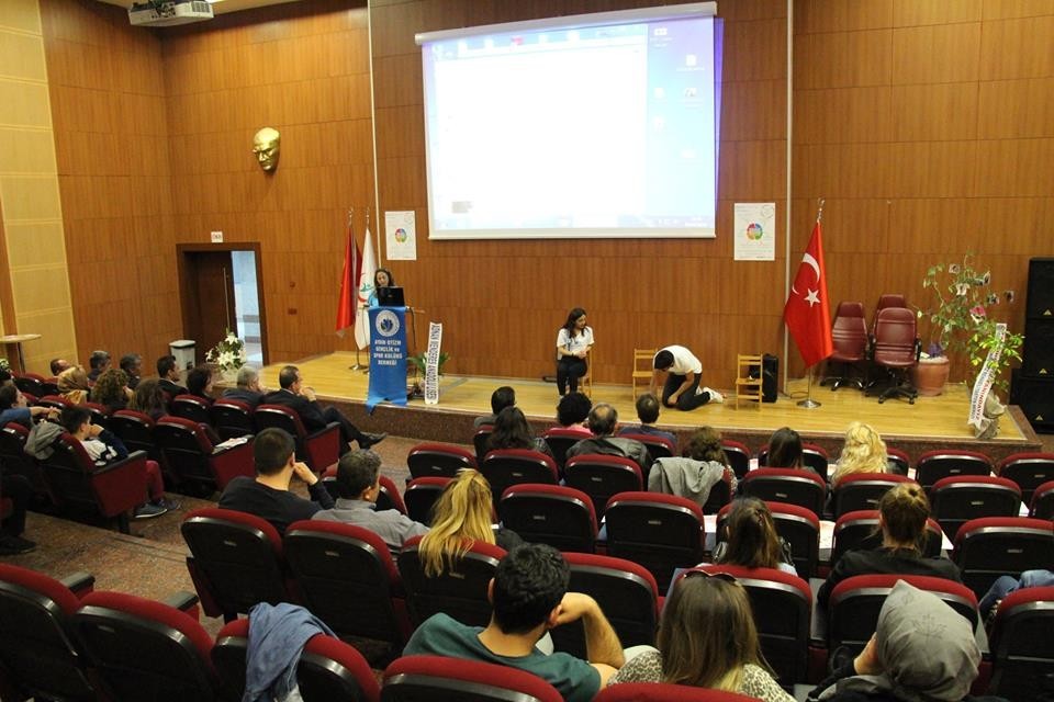 Üniversiteliler otizme drama gösterisiyle dikkat çekti 