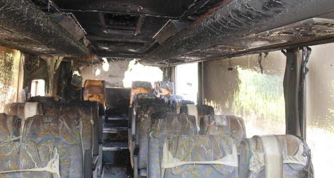 Üniversiteli öğrencileri taşıyan otobüs kül oldu