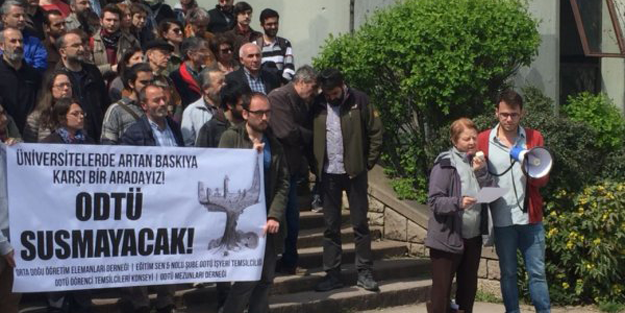 Üniversitenin ortasında teröristlere açık destek!
