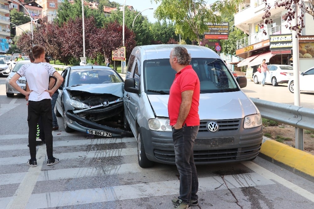 Üniversiteye kayda gelen aile freni patlayan otomobilde ölümden döndü 