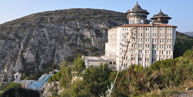 Ünlü ailenin oteline haciz geldi! Turistler neye uğradığını şaşırdı