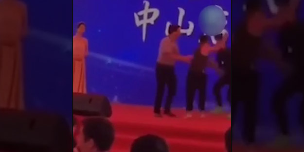 Ünlü aktör, sahnede bıçaklandı