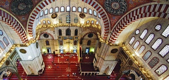 Ünlü caminin bahçesinde bir cinayetin anlatıldığını biliyor muydunuz? Herkes önünden geçiyor ama kimse farkında değil! İşte o cinayetin ayrıntıları