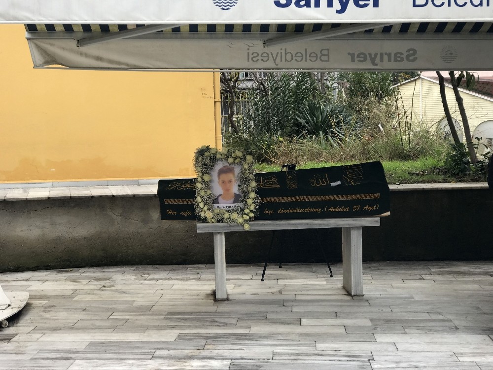Ünlü çiftin bıçaklanarak öldürülen oğlu Emre Tyler Mays son yolculuğuna uğurlandı 