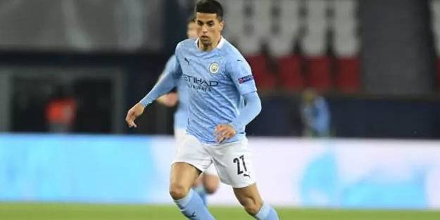 Ünlü futbolcu evine giren 4 hırsızla boğuştu