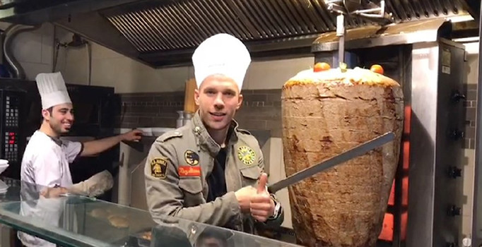 Ünlü futbolcu Podolski dönerci oldu