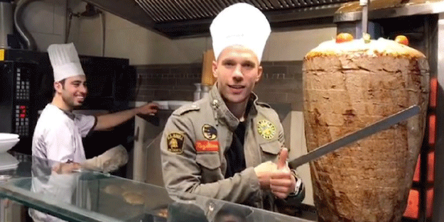 Ünlü futbolcu ticarete atıldı