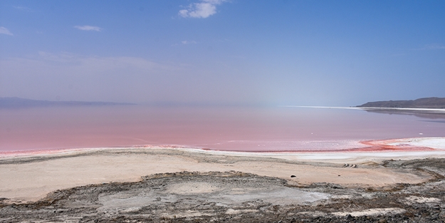 Ünlü göl kurudu, İranlılar ayağa kalktı