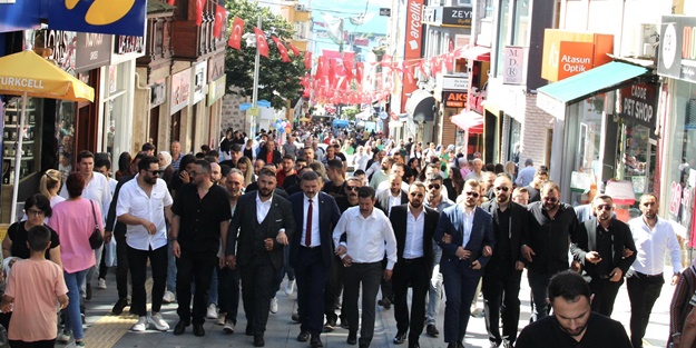 Ünlü isimlerden Büyük Aile Yürüyüşü çağrısı!