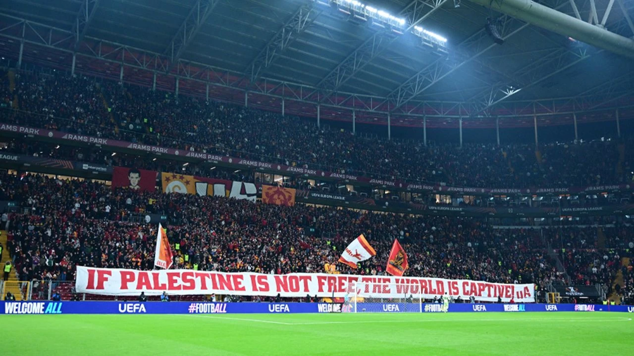 Ünlü kulüp, Galatasaray'ın Filistin'e destek pankartlarını paylaştı