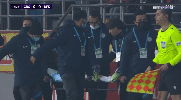 Ünlü oyuncu kendisini yere bıraktı! Korkutan anlar