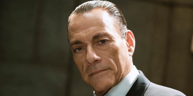 Ünlü oyuncu tesbihi elinden bırakmıyor