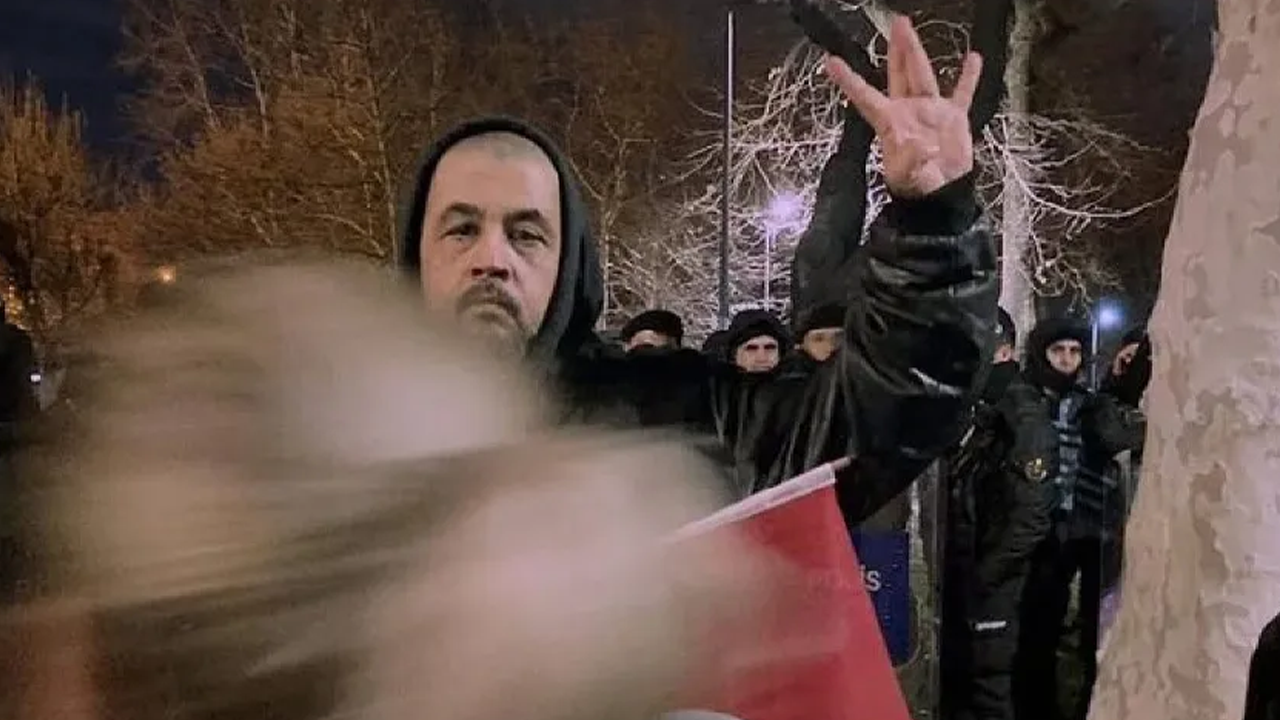 Ünlü rapçiden İmamoğlu'na mason işaretiyle destek!