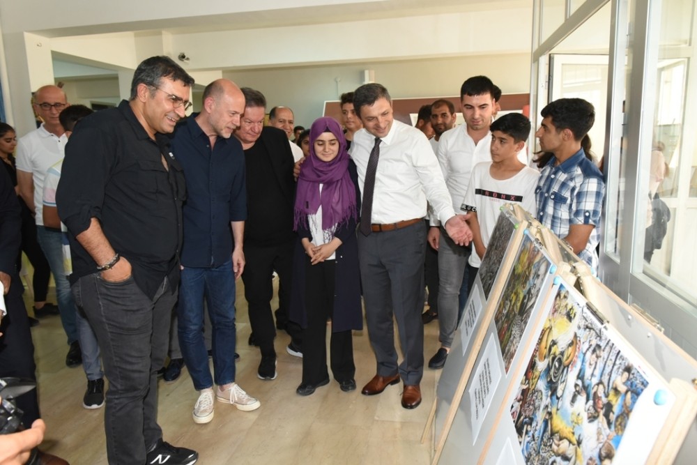 Ünlü ressam, öğrencilerin resimlerini görünce şaşkınlığını gizleyemedi 