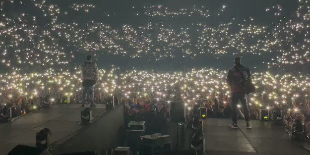 Ünlü şarkıcı sahnede öldü