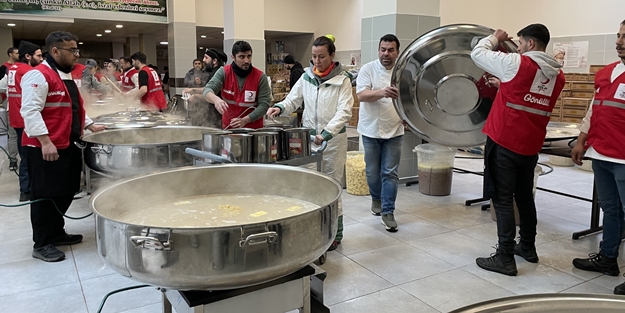 Ünlü şefler depremzedeler için ocak başına geçti