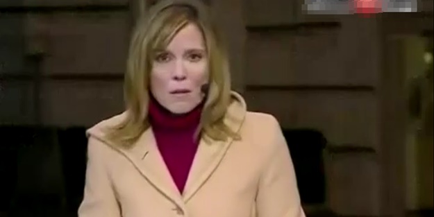 Ünlü spikerin canlı yayında şok hareketi/ VİDEO