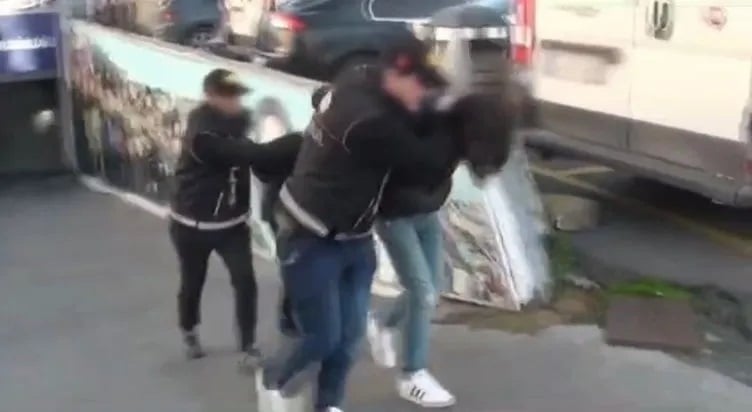 Ünlüler uyuşturucu satan iki şüpheli yakalandı! Birinin kimliği ağızları bir karış açık bıraktı! "Yok artık" diyeceksiniz