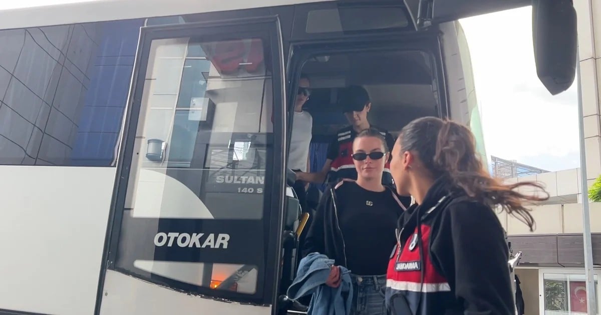 Ünlülere uyuşturucu operasyonu: 21 gözaltı, Afra Saraçoğlu'ndan yurt dışı açıklaması