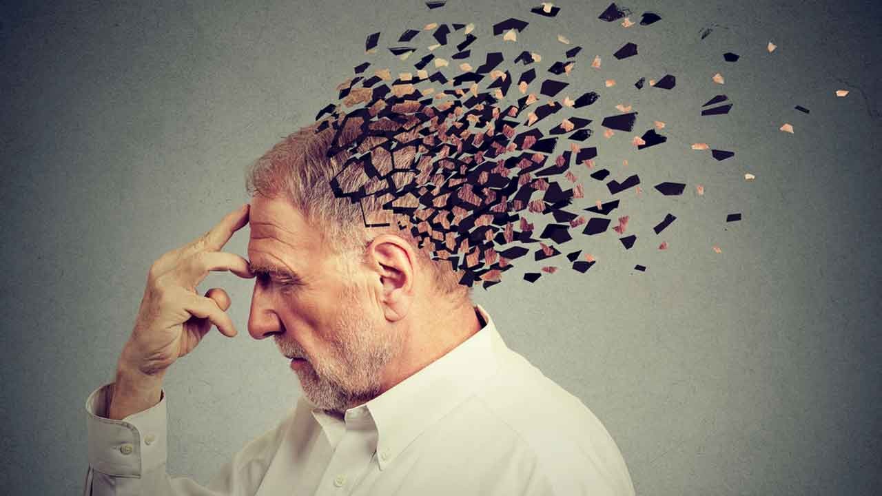 Unutkanlık değil, kişiye özel bir "parmak izi"! Doç. Dr. Uysal'dan demans hastalarına hayati uyarı