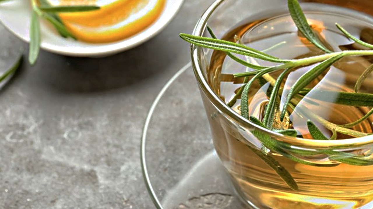 Unutkanlık için çay bitki çayı tarifi : Güçlü bir hafıza için biberiye çayı nasıl yapılır?