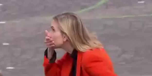 Neyi unuttuğunun farkına varan Fransız Bakan makam aracını kovalamaya kalktı