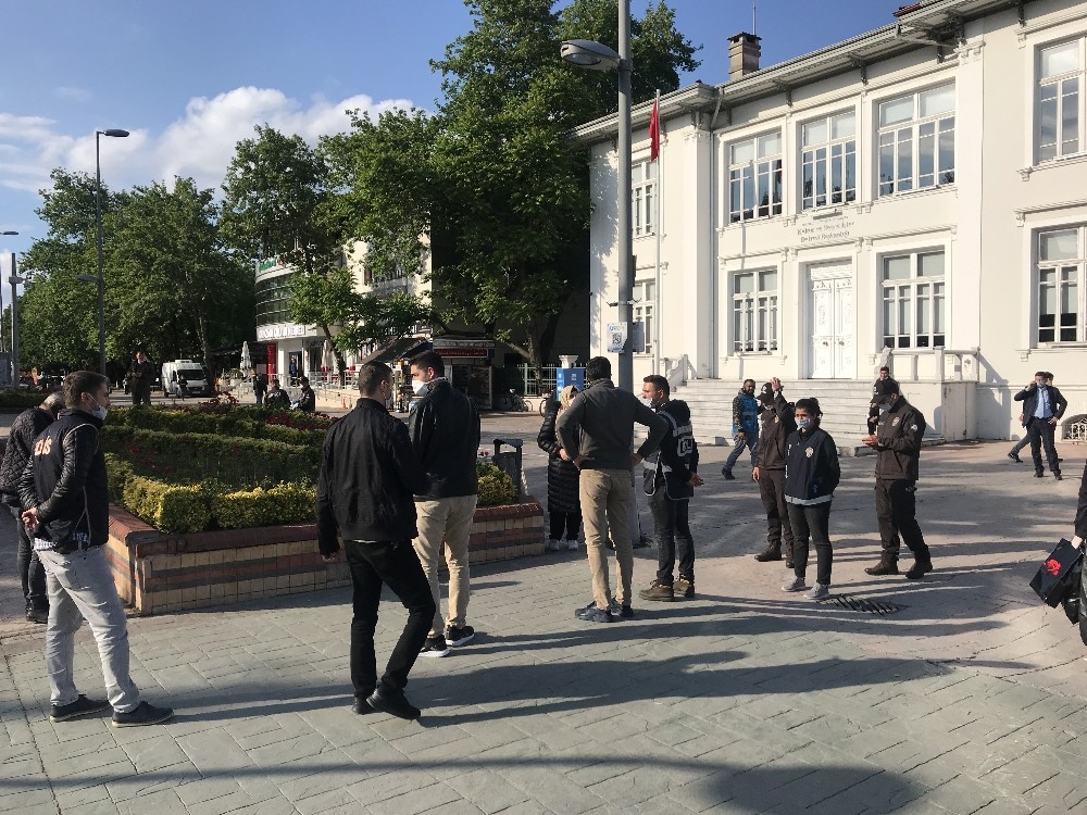 Unutulan çanta polis ekiplerini alarma geçirdi 