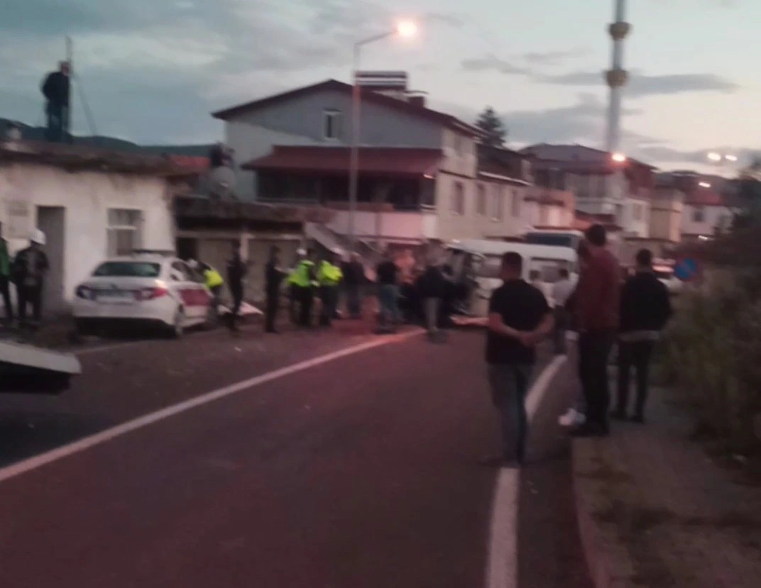 Ünye’de kafa kafaya çarpışma: 3 yaralı