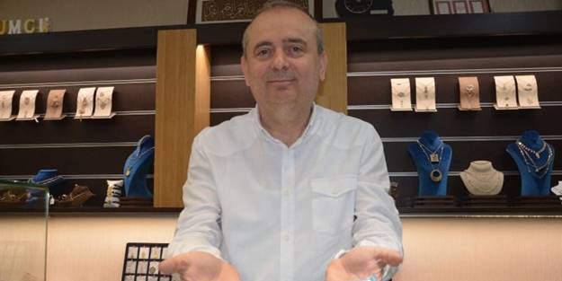 Ünye’de kapıdan ilk girene altın! 29 yıllık geleneğini bozmadı