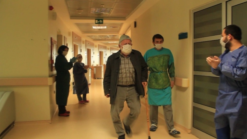Ünye’de korona virüs hastası 2 kişi alkışlarla taburcu edildi 
