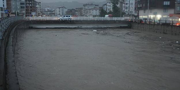 Ünye'de sel felaketi! Taşkın riskine karşı ekipler teyakkuza geçirildi
