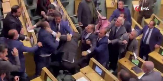 'Ürdünlü kadınlar' tansiyon yükseltti! Vekillerin yumruk yumruğa kavgasını kimse ayıramadı