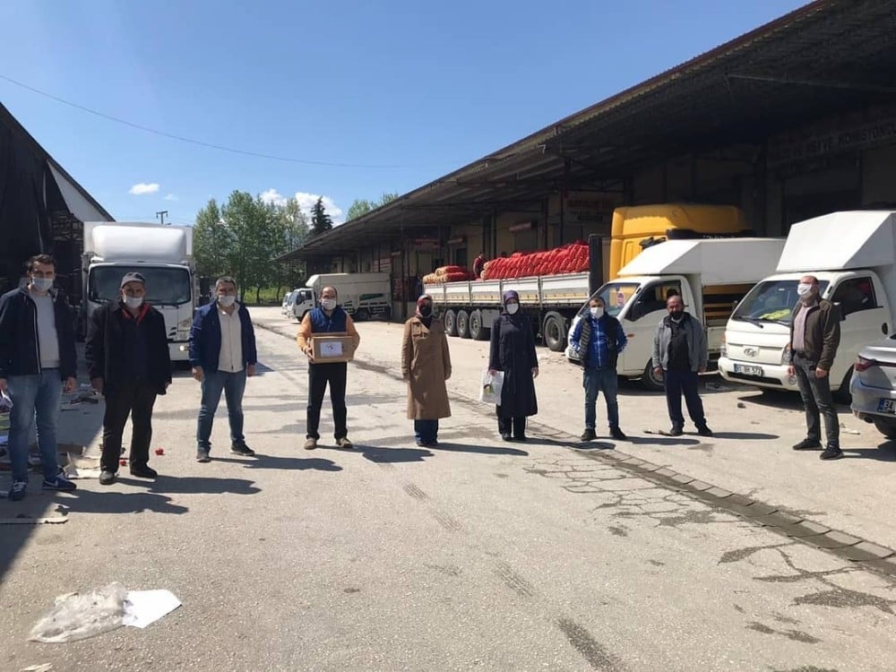 Üretilen maskeler vatandaşlara dağıtılıyor 