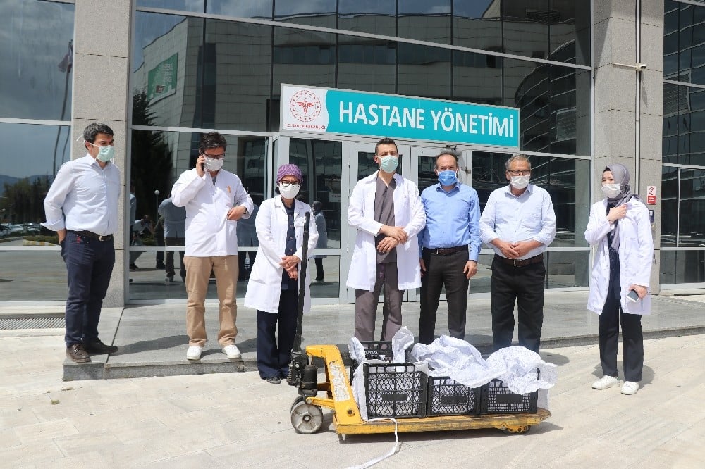 Ürettiği 200 alabalığı sağlık çalışanlarına hediye etti 