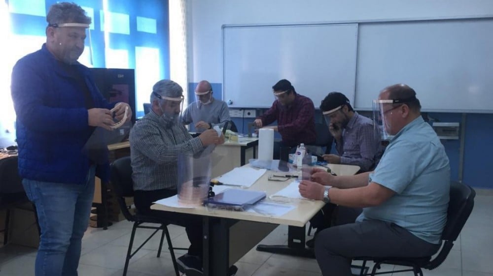 Ürettikleri koruyucu maskeleri şimdi de ihtiyacı olan kurum ve kuruluşlara dağıtıyorlar 
