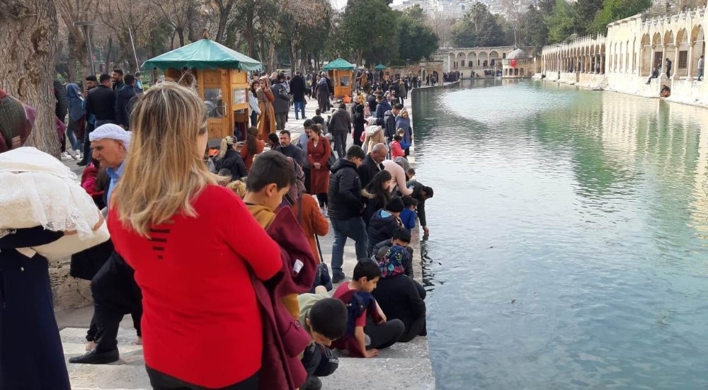 Urfalılar hafta sonu Balıklıgöl’e akın etti 